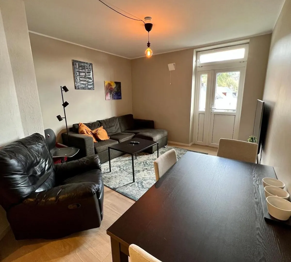 Newly Renovated Home With Lots Of Light! Bergen